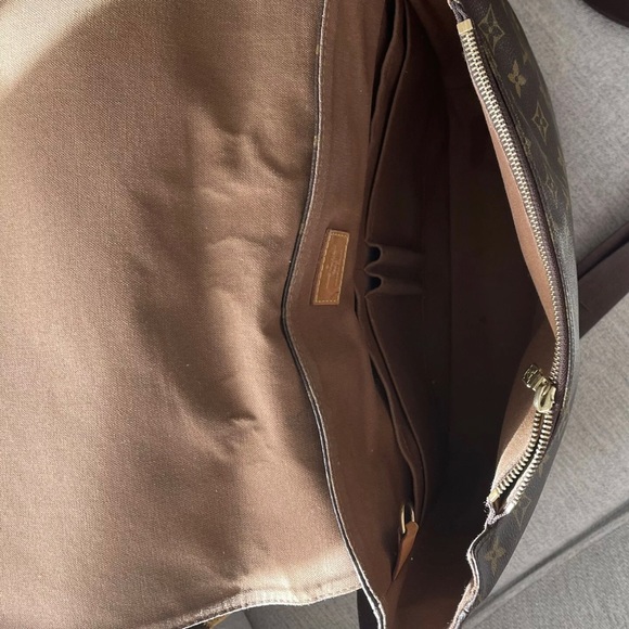 LOUIS VUITTON Beaubourg Messenger Bag Monogram Canvas - Picture 9 of 14